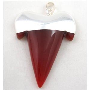 red agate pendant, shark-tooth, silver plated, approx 36-45mm [GMPDA2019]