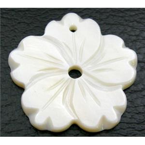 Mother of pearl flower pendant, white, 25mm diameter [MP-PDFL-02-25MM]