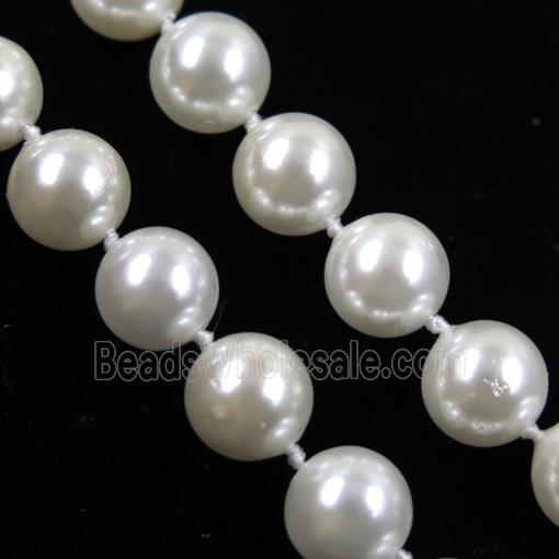 white Pearlized Shell knoted necklace with clasp, round