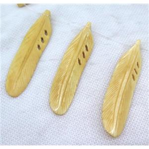 bone pendant, feather, yellow, approx 15-75mm [GMPDA5599]