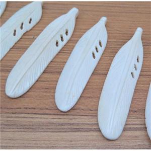 bone pendant, feather, white, approx 15-75mm [GMPDA5601]