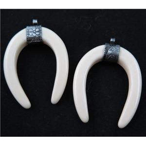 white resin horn pendant, approx 35-45mm [GMPDA7201]